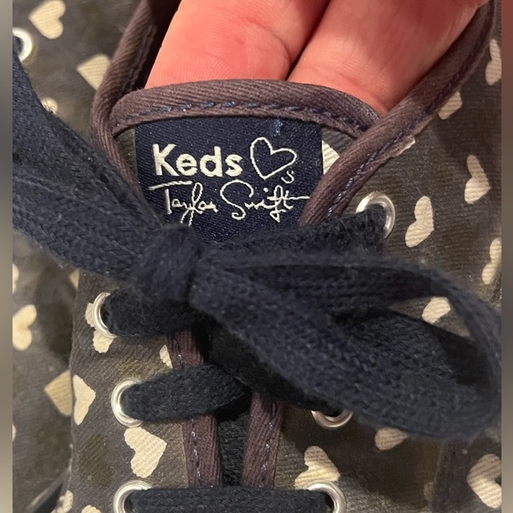 Taylor Swift Keds Women’s Shoes Size 8 Champion Hearts 1989 Trendy Era Swiftie - Picture 7 of 11